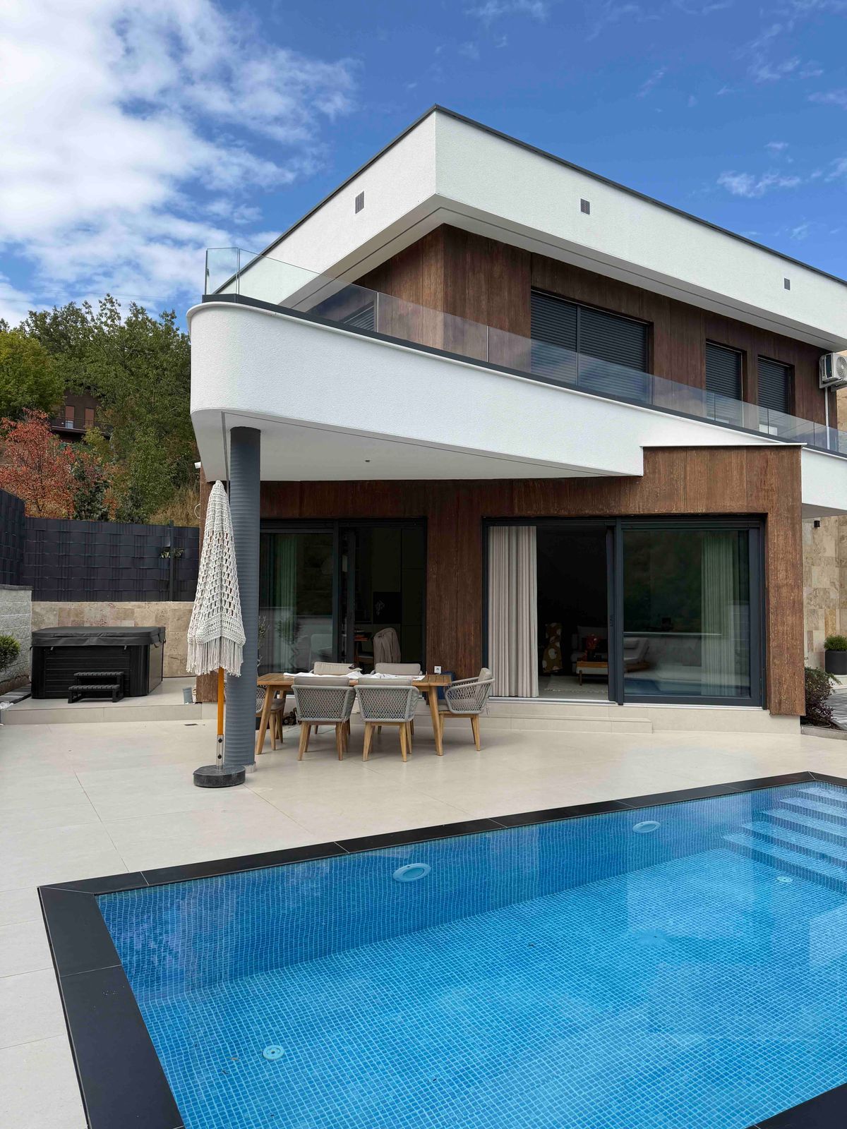 Villa Aroo me pishinën në oborr dhe xhakuzin në qoshe të tarracës