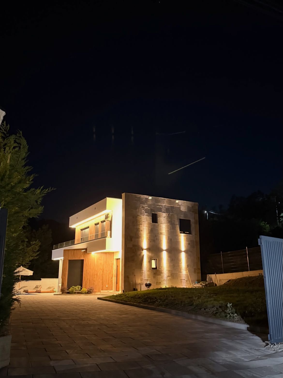 Villa Aroo në mbrëmje me dritat e ngrohta